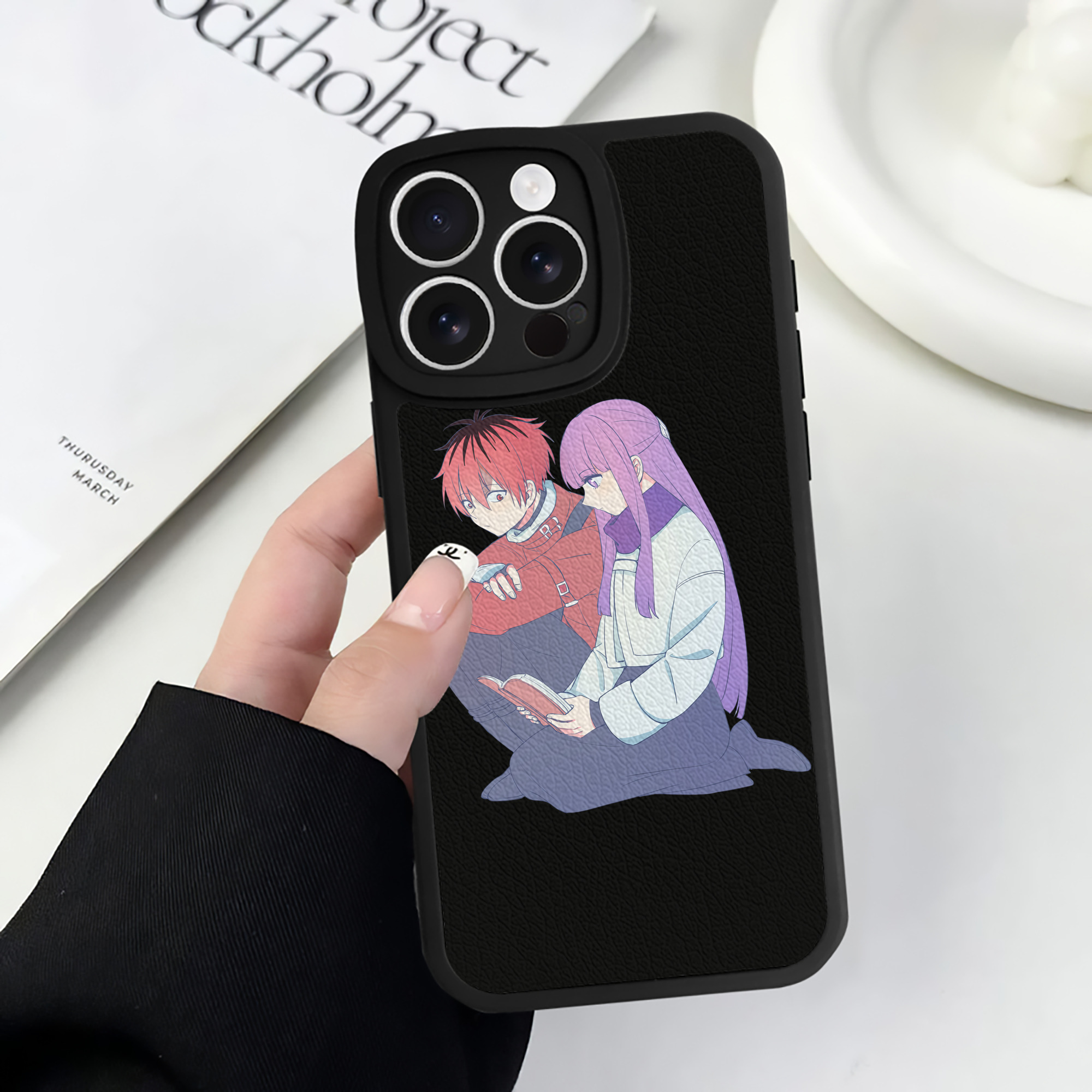 （画像用） 葬送のフリーレン Frieren 【iPhone 16シリーズ対応】シリコンスマホケース（レザー調） 材質：シリコン
